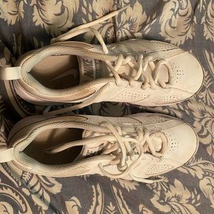 White nike tennis shoes